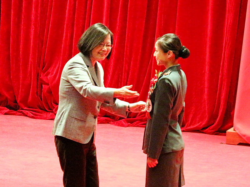 蔡英文總統(左)2日出席軍人節暨全民國防教育日表揚活動，頒獎給國軍楷模 (央廣記者王照坤 攝)