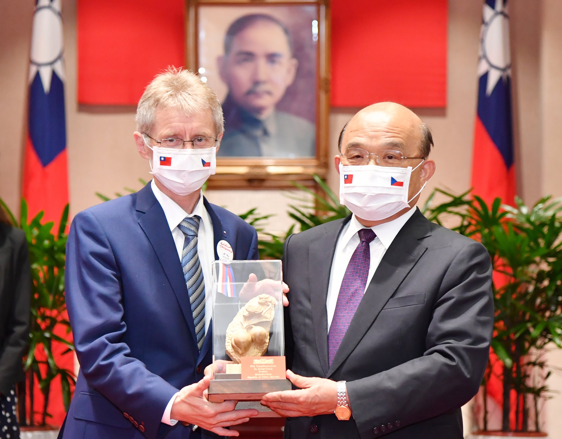 行政院長蘇貞昌2日下午接見捷克參議院議長維特齊。蘇貞昌表示，希望台捷能開展多方面合作。(行政院提供)