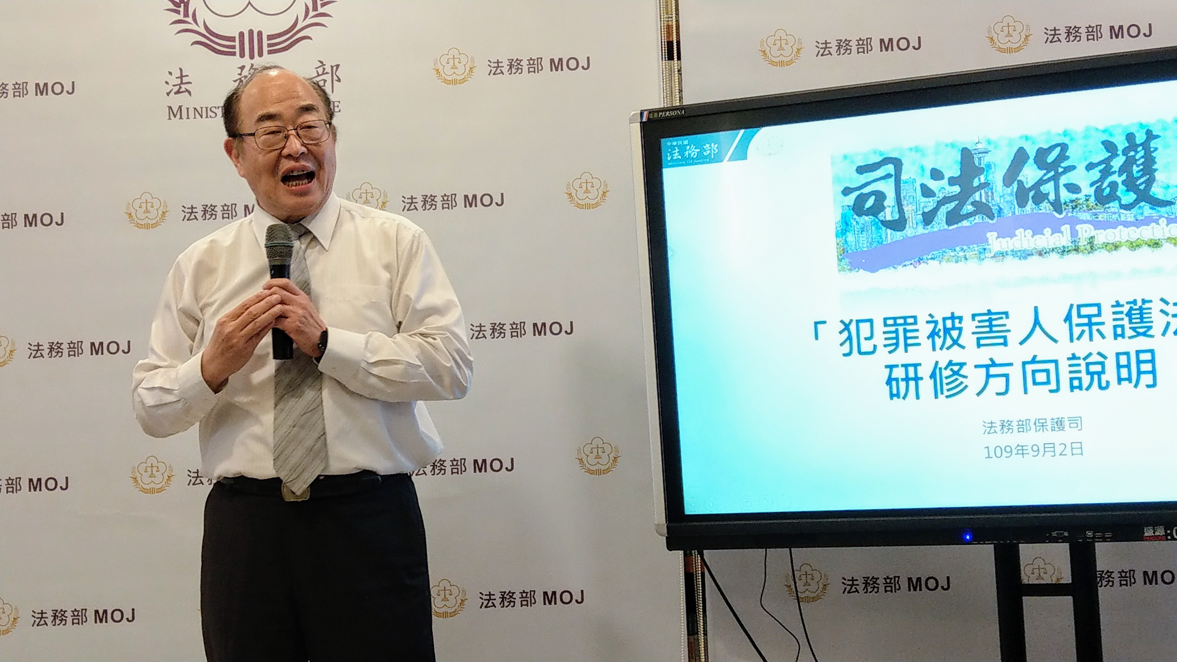 法務部保護司司長黃玉垣說明「犯罪被害人保護法」修法方向。(歐陽夢萍 攝)