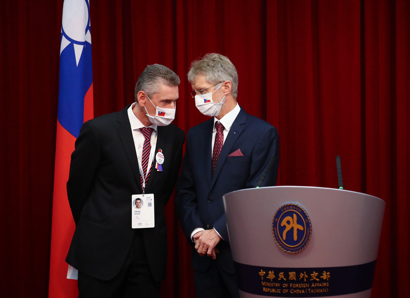 捷克參議院議長維特齊（右）3日與捷台商會會長狄維什（左）一同出席外交部聯合記者會，兩人在台上交換意見。(資料照片/CNA)