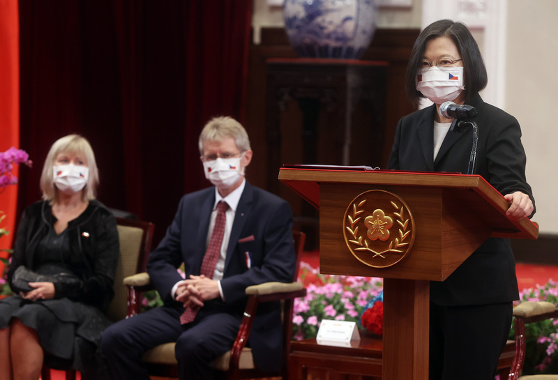 總統蔡英文（右）3日在總統府接見捷克參議院議長維特齊（右2）致詞時表示，台灣和捷克一樣走過反抗威權、爭取民主自由的艱辛道路，台灣以民主經驗為榮，堅持守護民主防線，致力維護區域和平、穩定、發展。(圖：中央社)