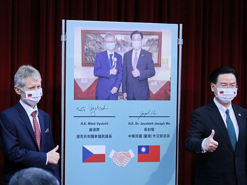捷克參議長維特齊(Milos Vystrcil，左)3日與外交部長吳釗燮(右)在外交部舉行聯合記者會 (央廣記者王照坤 攝)