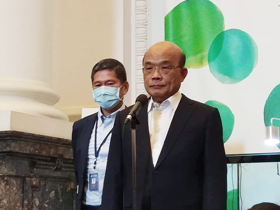 口罩國家隊廠商爆出以中國製口罩魚目混珠，行政院長蘇貞昌4日表示，廠商因為個人利益讓口罩國家隊榮譽蒙塵，他對此表示痛心、憤怒。(王韋婷攝)