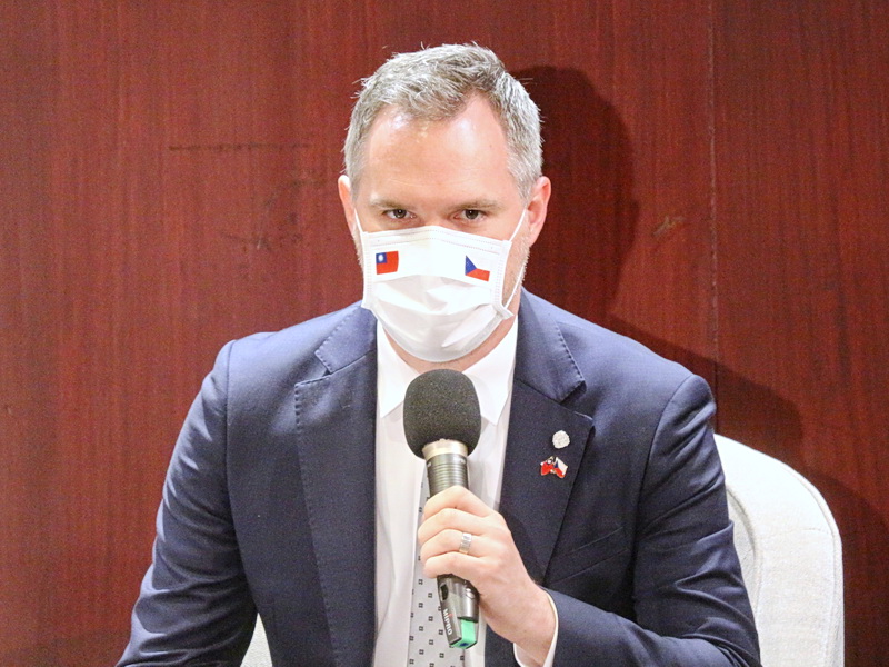 捷克布拉格市長賀瑞普(Zdenek Hrib)4日上午在外交部的媒體見面會上表示，捷克的「一中政策」與所謂「一中原則」不同 (央廣記者王照坤 攝)