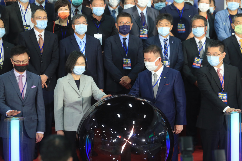 總統蔡英文（前排左2）4日上午在台北世貿一館出席2020台北3C電腦電器空調影音大展開幕記者會，和與會貴賓一同啟動開幕式。(圖：中央社)