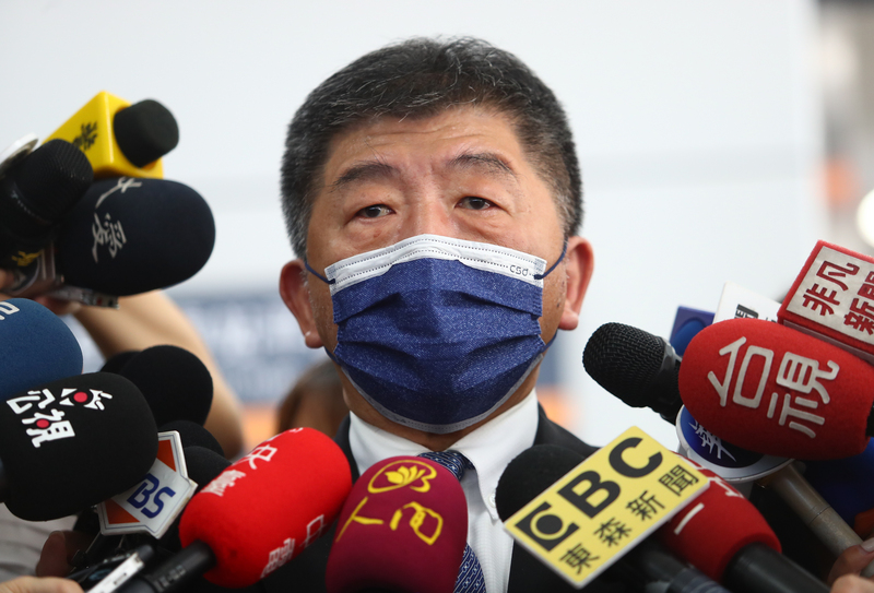 加利科技公司以中國口罩混充台製口罩，還自稱防護效率優於醫療口罩。中央疫情指揮中心指揮官陳時中4日上午接受媒體訪問時強調，無論中國製的口罩防護效果怎樣，非法的東西沒有檢測必要，這不是單純的品質問題，而是破壞規矩、破壞民眾對口罩國家隊信心，造成恐慌，這是不對的事。(圖：中央社)