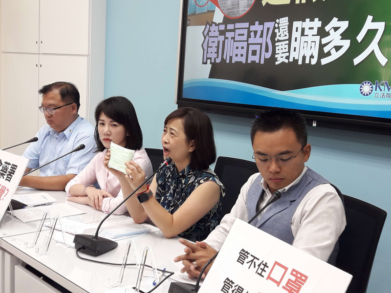 國民黨立院黨團4日質疑政府對醫療口罩的管控、稽核機制形同虛設。(圖：中央社)