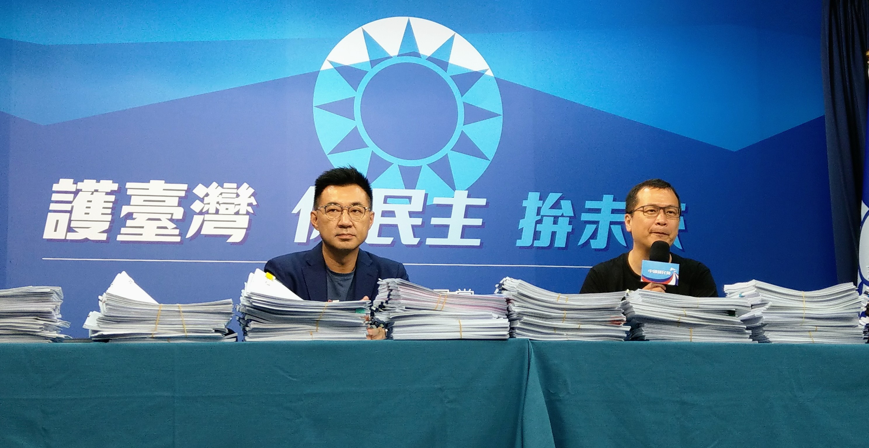 對於王金平是否率團赴中參加海峽論壇，以及國民黨立委是否出席AIT餐敘，江啟臣皆表示還在討論中。(劉品希 攝)