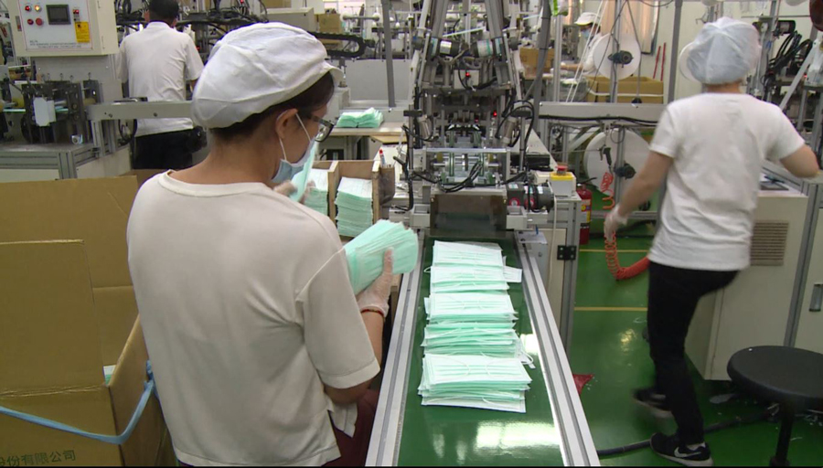 中央流行疫情指揮中心將要求國產口罩逐片加印MIT、醫用字樣鋼印，也研議要求進口口罩逐片印上產地，供民眾辨認。 (楊仁翔 攝)