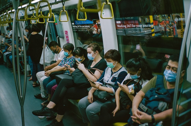 民眾搭乘公共運輸仍須戴口罩。(示意圖/Unsplash)