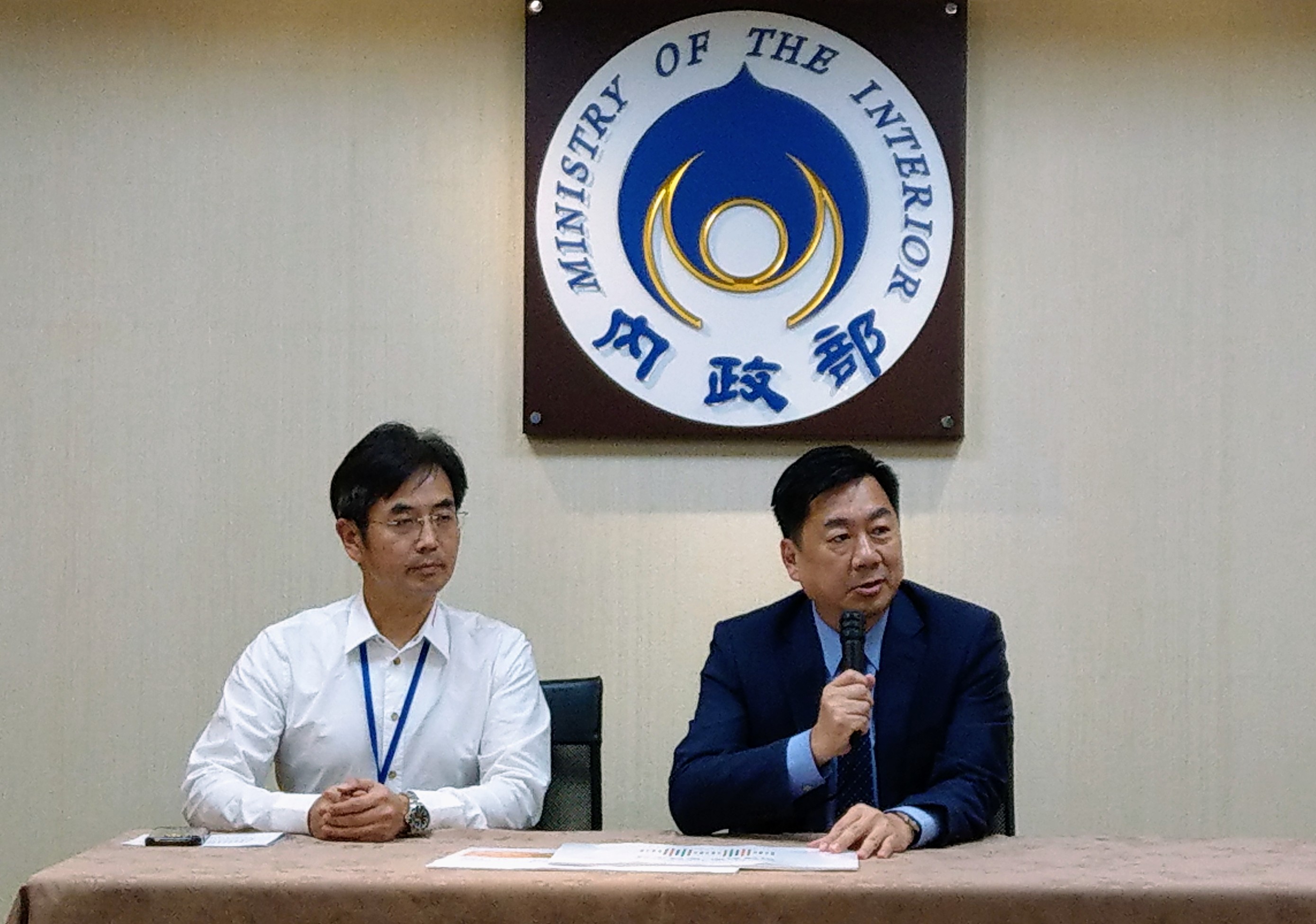 陳宗彥(右)宣布今年國慶大會首度開放500位民眾現場觀禮。(劉品希 攝)