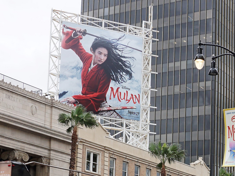 迪士尼電影真人版「花木蘭」（Mulan）原訂3月27日在美國上映，受到疫情影響，延到9月4日在串流平台上播出。圖為好萊塢的大型廣告看板。(圖：中央社)