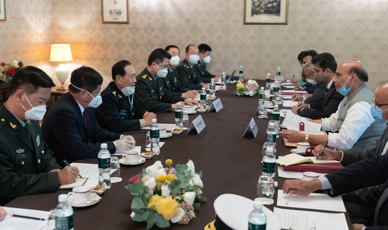 中國國防部長魏鳳和與印度國防部長辛赫當地時間4日在莫斯科會晤。據新華社報導，雙方均強調透過對話協商解決邊境問題，會後並未發布任何共識。（中新社提供）