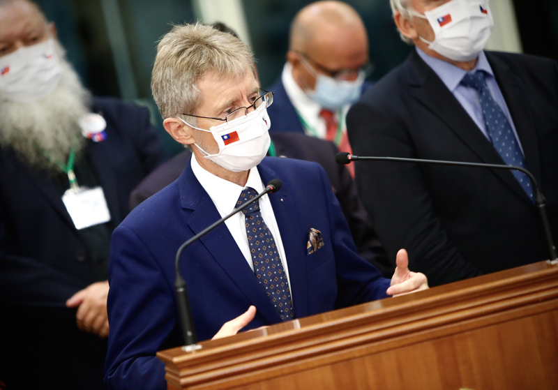 捷克訪問團4日晚間搭乘專機離台，捷克參議院議長維特齊（前）致詞時表示，捷克和台灣有實現自由民主的共識，期待台灣民航與捷克直航，彼此實現承諾。(圖:中央社)