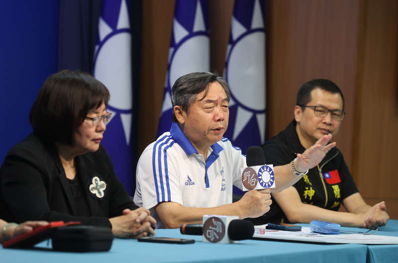 國民黨行管會主委邱大展（中）5日針對國民黨財務狀況表示，國民黨可用資產僅剩新台幣6億元，現金在8月底用完，已啟動借款程序，盼年底前能籌措到1億2000萬元。右為國民黨革命實踐研究院長羅智強，左為台北市黨部主委黃呂錦茹。(圖：中央社)