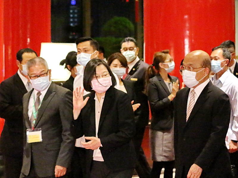 蔡英文總統(中)、行政院長蘇貞昌(右一)5日晚間在圓山飯店出席藥師公會全國聯合會40週年會慶 (央廣記者王照坤 攝)
