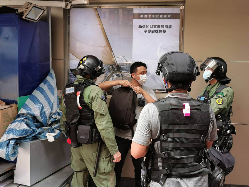 6日香港有民眾在網上發起在九龍佐敦一帶集會遊行，提出反對港區維護國家安法等訴求。圖為防暴警察在佐敦一帶搜查可疑者。(圖:中央社)
