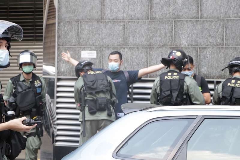 有香港民眾6日在九龍佐敦一帶發起集會遊行，提出反對港區國安法等訴求，警察不時搜查可疑示威者。(圖:中央社)