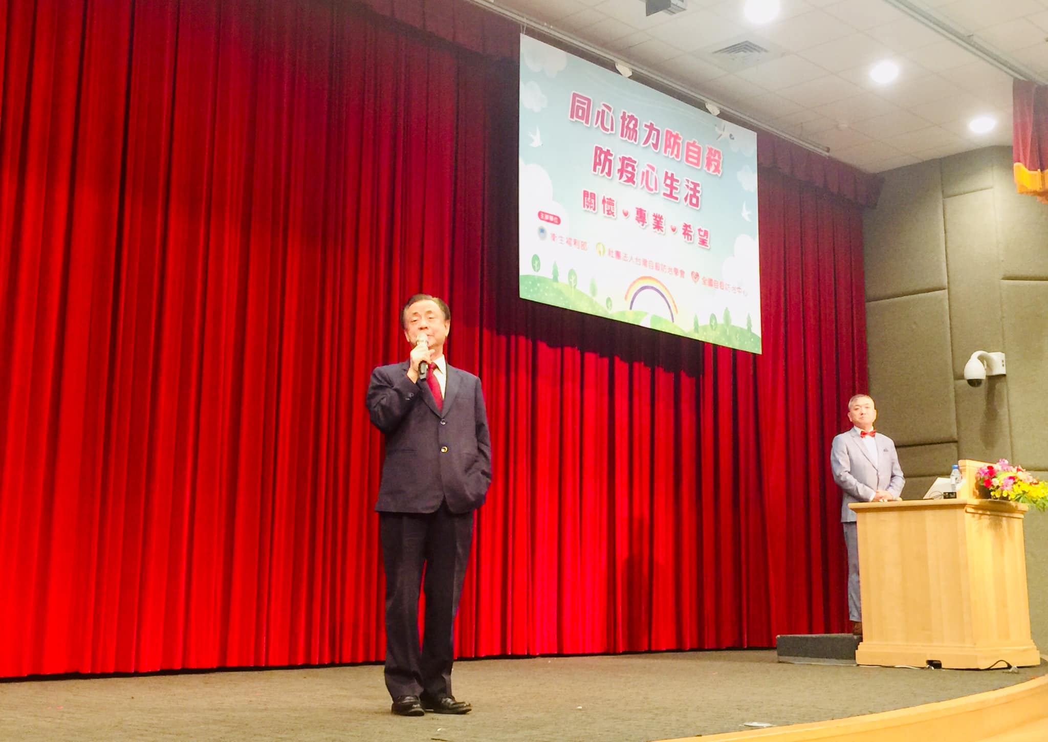 台灣自殺防治學會今天(6日)舉辦「同心協力防自殺，防疫心生活」宣導記者會。理事長李明濱表示，雖然整體自殺率有下降趨勢，不過，最近3年卻發現，青少年的輕生通報比例卻逐年上升。李明濱強調，萌生輕生念頭會有一段歷程，因此只要強化事前保護與防治就有機會避免憾事發生。(蕭照平攝)