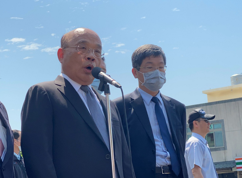 政府放寬美豬美牛進口引發關注，行政院長蘇貞昌（左）7日受訪表示，台灣是貿易立國的國家，不能置外於世界，政府放寬美豬美牛進口會依據科學證據、國際標準嚴格把關，明白標示且溯源管理，讓民眾自由選擇。(圖：中央社)