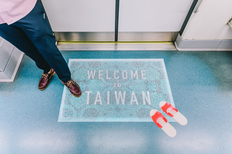 疫情導致來台觀光旅客大幅下滑，觀光發展基金也因此面臨短收困境。圖為台灣觀光局以台灣古早味阿嬤浴缸在新加坡地鐵車廂設置的廣告。（台灣觀光局新加坡辦事處提供）