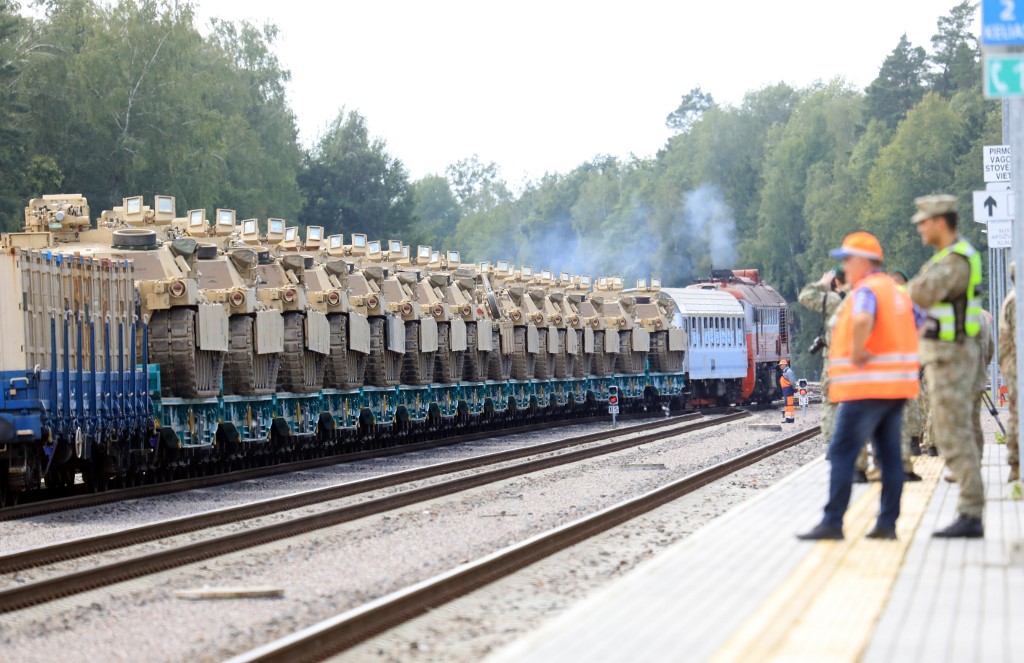 10多輛艾布蘭(Abrams)戰車，5日下午從鄰近的北約夥伴國波蘭，越界進入立陶宛。(法新社)
