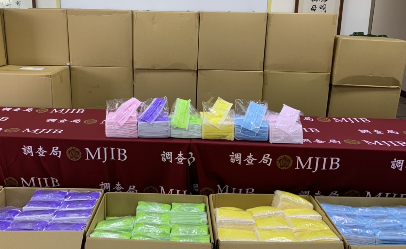 仿製國家隊口罩，檢調查獲21萬5,800片無醫療器材許可證號標示的口罩。(調查局提供)