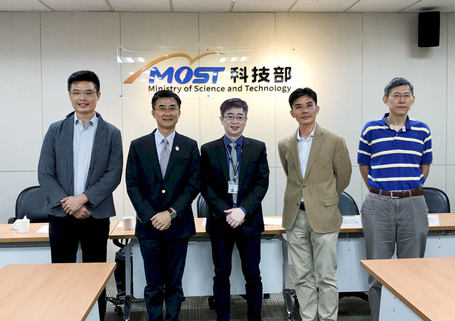 台灣大學物理學系朱士維教授成立國際合作團隊，利用矽奈米結構的特殊電磁共振模態，將矽的光學非線性效應提升了三到四個數量。（楊文君攝）