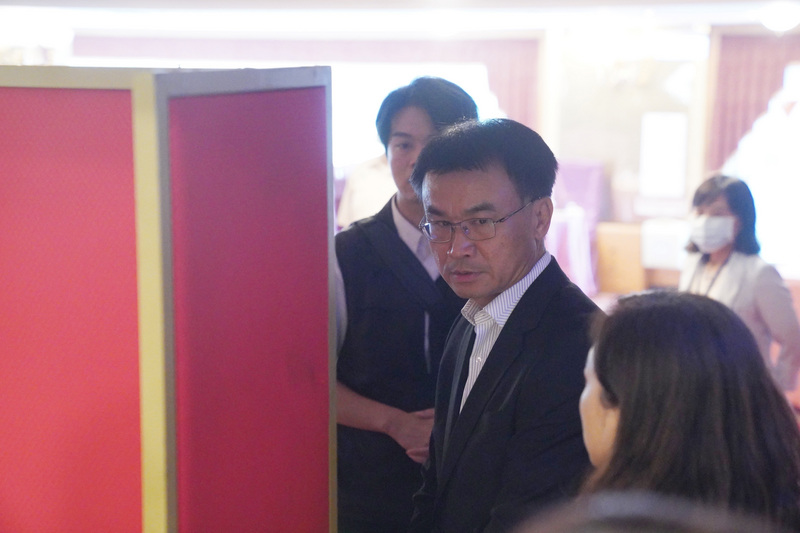 因應含萊克多巴胺美豬將開放進口，中央畜產會9日邀集全國各地養豬協會在台北開會，農委會主委陳吉仲（中）出席會議與豬農交換意見。(圖:中央社)