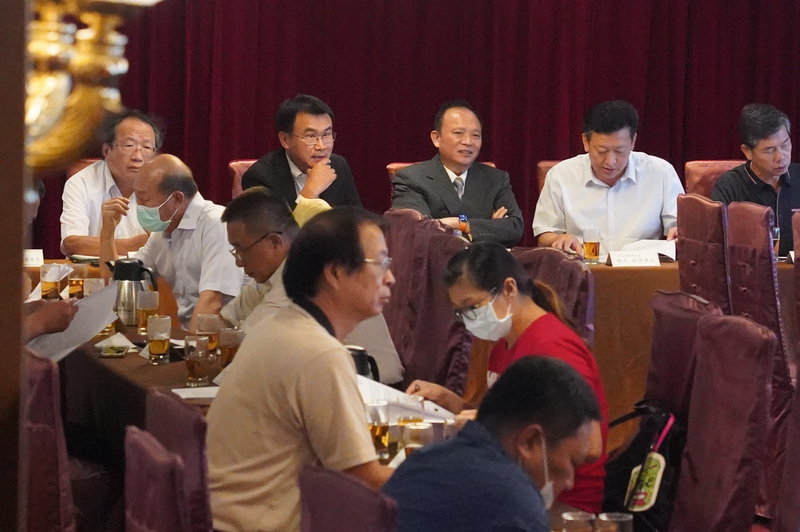 因應萊克多巴胺美豬將開放進口，中央畜產會9日邀集全國各地養豬協會在台北開會，農委會主委陳吉仲（後左2）與中央畜產會董事長林聰賢（後中）出席。(圖：中央社)