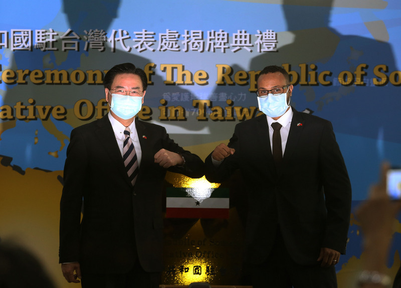 外交部長吳釗燮9日與索馬利蘭第一任駐台代表穆姆德舉行索馬利蘭共和國駐台灣辦事處揭牌儀式。(圖：中央社)