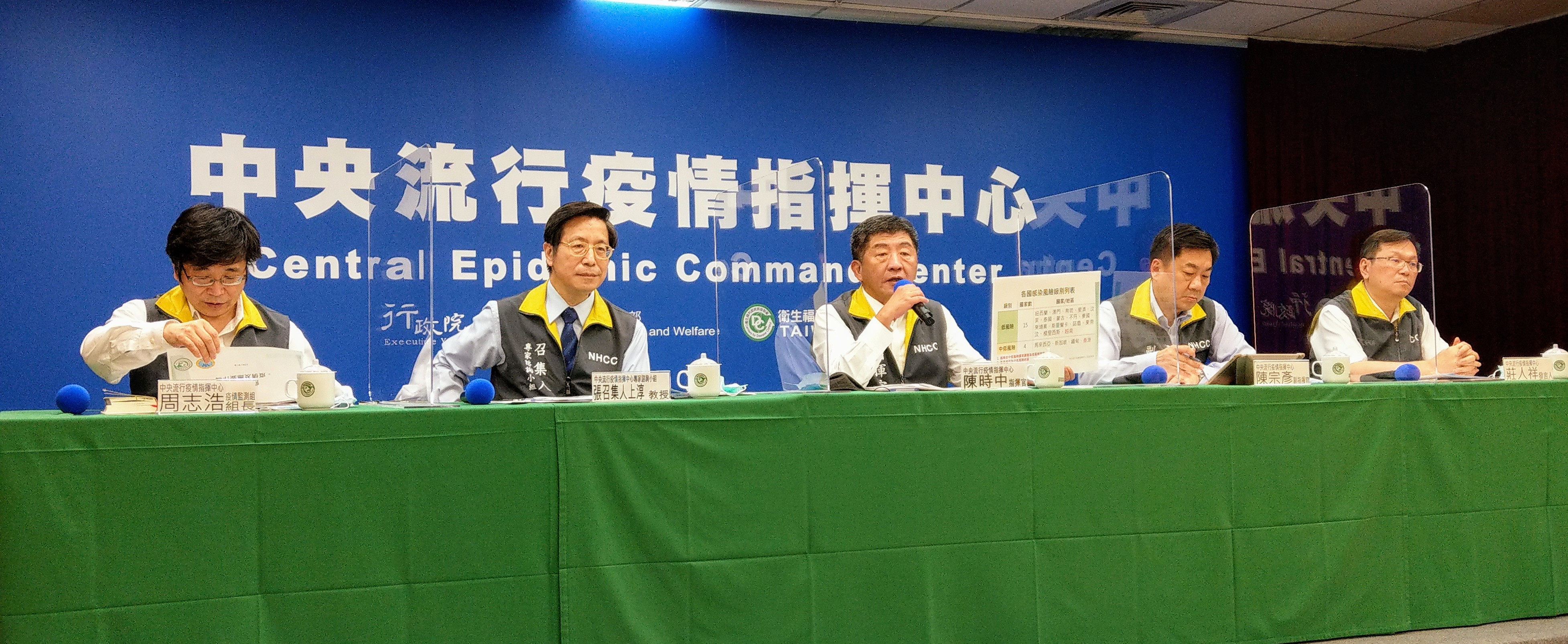 陳時中(中)表示，未來疫苗取得重點為預購以及國產研發。(劉品希 攝)