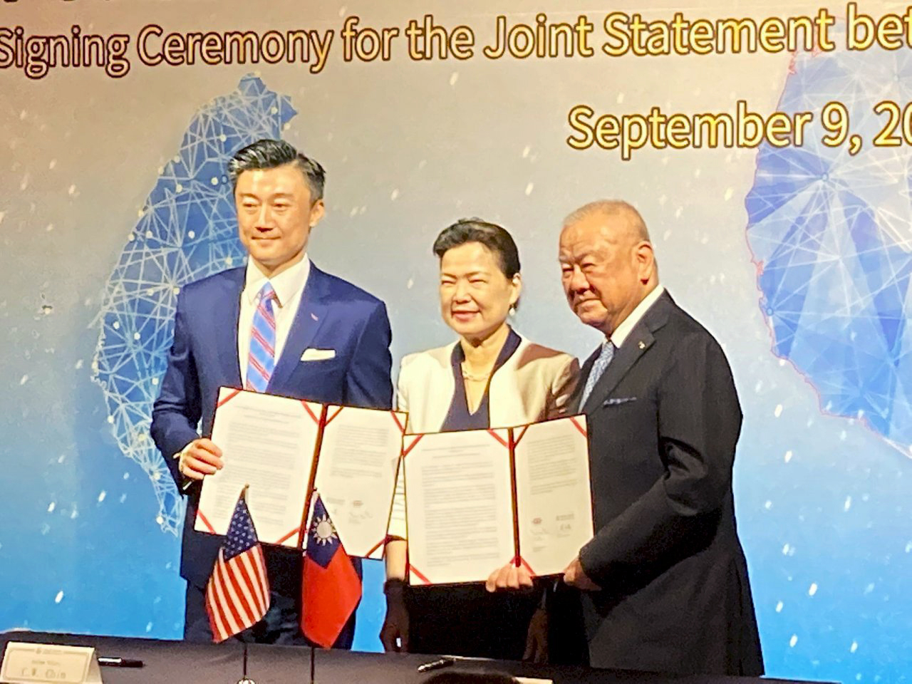 經濟部長王美花(中)見證下，工商協進會理事長林伯豐(右)、台北市美國商會會長金奇偉(左)簽署聯合聲明，強烈敦促台、美政府即刻著手洽簽雙邊貿易協定(BTA)相關工作。(謝佳興 攝)