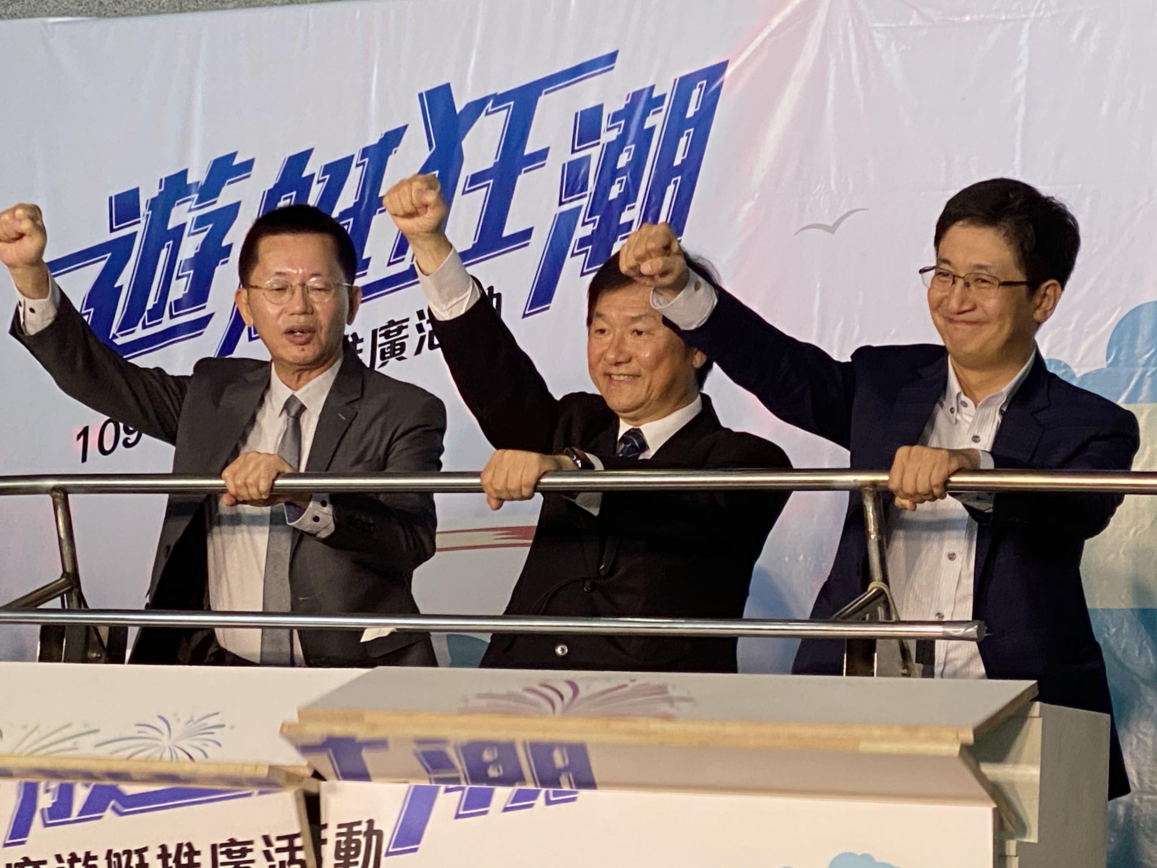 交通部常務次長祁文中(中)、航港局長郭添貴(左)及基隆市立委蔡適應(右)，9日在交通部為即將於19、20日在基隆八斗子漁港登場的「遊艇狂潮」活動舉行啟動儀式。(吳琍君 攝)