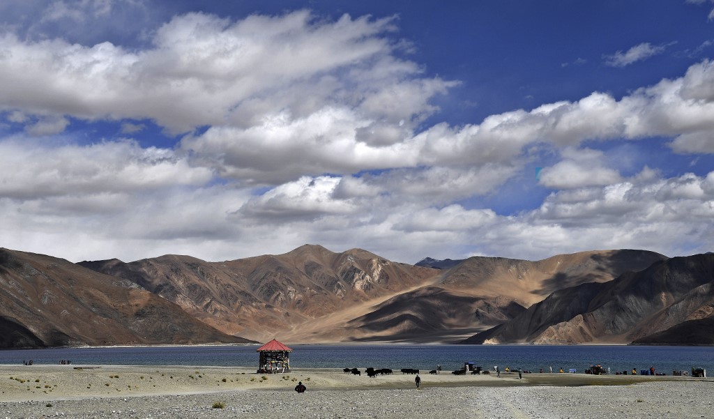 圖為2018年拍攝的班公湖(Pangong Tso)。 (AFP)