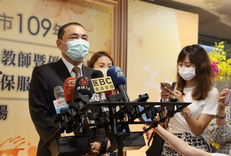 新北市長侯友宜（左）10日接受媒體聯訪表示，這幾年是新北市軌道建設蓬勃發展期，盼望中央適度調整預算分配並補助到位，讓城市發展能飛躍起來。(圖:中央社)
