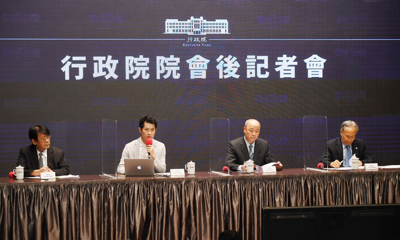 行政院會後記者會10日在新聞中心舉行，環保署副署長蔡鴻德（左起）、行政院發言人丁怡銘、金管會副主委許永欽、退輔會副主委呂嘉凱等出席。(圖:中央社)