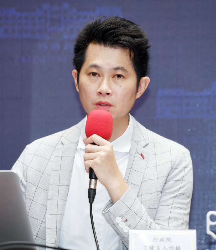 行政院發言人丁怡銘28日表示，各部會推出振興消費措施，地方政府及店家也紛紛提出加碼活動響應，預期三倍券整體創造的商機將超過當初預估的新台幣1000億元。(圖：中央社)