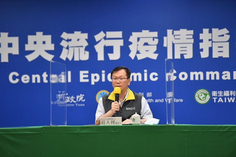 中央流行疫情指揮中心10日舉行記者會，發言人莊人祥宣布新增1例武漢肺炎（2019冠狀病毒疾病，COVID-19）境外移入個案，台籍男性自印尼返台後在居家檢疫期間出現症狀採檢確診。(圖：中央社)