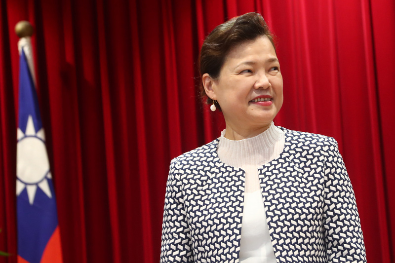 經濟部長王美花21日出席活動受訪指出，政府現在徵用口罩政策維持至年底，費用仍是每片新台幣5元，不會改變。(圖：中央社)