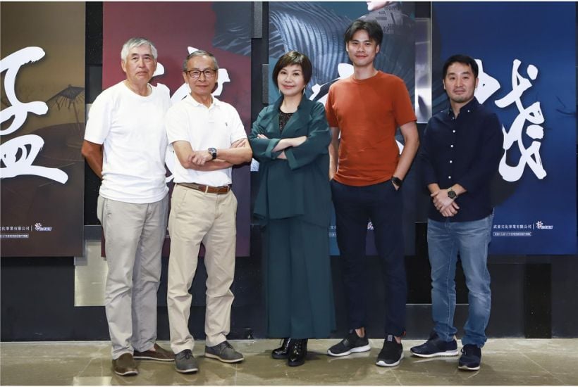 疫情衝擊資金籌措，唐美雲(中)歌仔戲團集結柯一正(左一)、吳念真(左二)、吳定謙(右二)、李中(右一)等導演群合力製作的民視歌仔戲單元連續劇後製被迫暫停，劇團聲明表示，將積極透過銀行及各界協助，再繼續投入後製，希望明年2021能在電視及網路串流平台跟戲迷見面。(民視提供)