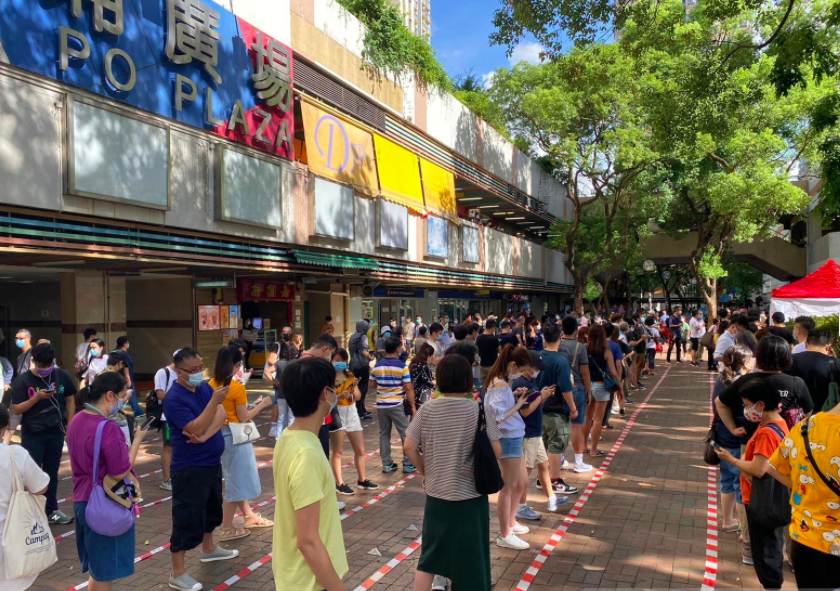 香港民主派立法會議員初選吸引大批民眾參與，但港府可能大舉DQ。（圖：香港電台提供）