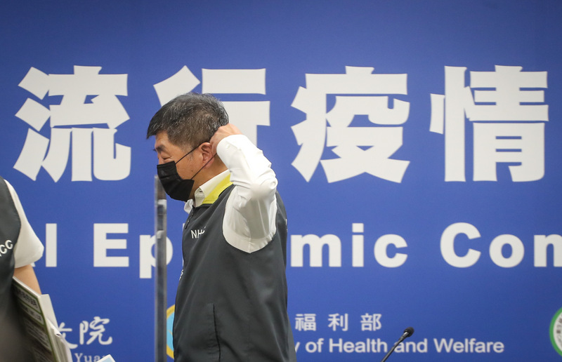 衛福部長陳時中19日下午受訪時表示，未來考慮將海外收入也納入保費收取考量。(資料照/中央社)