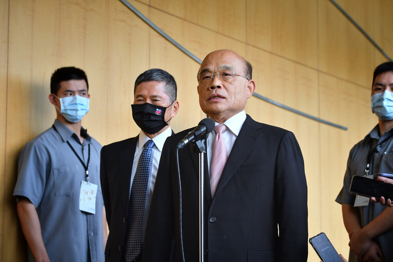 國民黨發起食安公投連署，反對瘦肉精美豬進口。行政院長蘇貞昌（前右）11日出席第44屆金鼎獎頒獎典禮時受訪表示，國民黨過去在沒有國際標準時開放美牛，現在政府就國際標準建立進口管理，「國民黨卻一改過去，還要為反對而反對」。(圖：中央社)