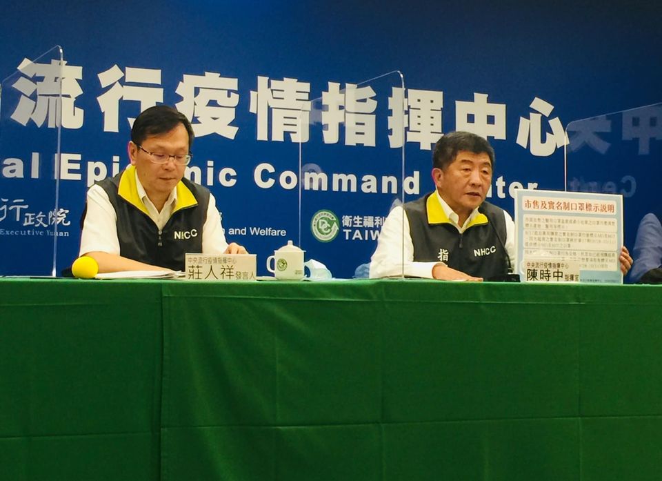 流行性感冒恐怕能讓COVID-19病毒的傳染率倍增，對此莊人祥表示，相關研究調查基礎，是根據歐洲流感期的資料進行分析，「研究當然有它的可能性」，而台灣則是準備好流感疫苗提供全民施打。(蕭照平攝)