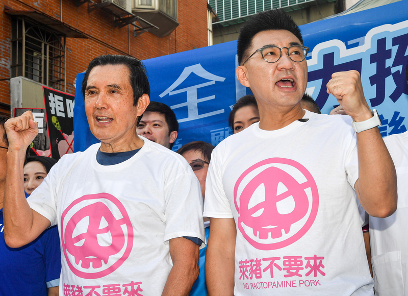 國民黨反對含萊克多巴胺美國豬肉進口，發起食安公投，12日全台同步舉辦第一階段連署，前總統馬英九（前左）與國民黨主席江啟臣（前右）上午到台北市文山區木新市場出席連署活動，宣示反對含萊克多巴胺美豬進口的決心。 (圖:中央社)