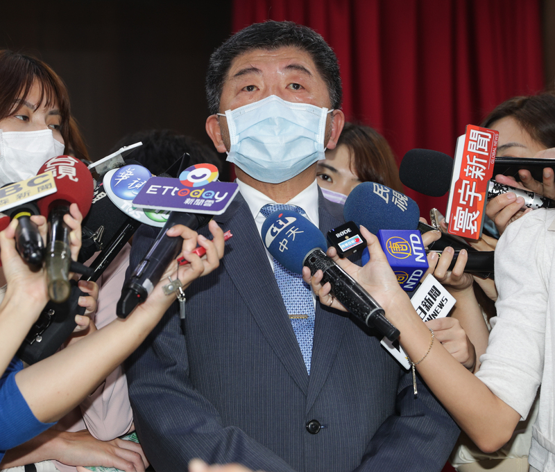 衛福部長陳時中12日表示，近期將與COVID-19疫苗全球取得機制(COVAX)簽約，確保台灣能分配到一定量的疫苗。(圖：中央社)