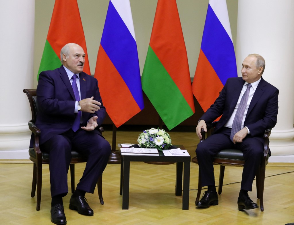 圖為俄羅斯總統蒲亭(Vladimir Putin,右)與白俄羅斯總統魯卡申柯(Alexander Lukashenko)2019年6月在聖彼得堡會晤。 (AFP)