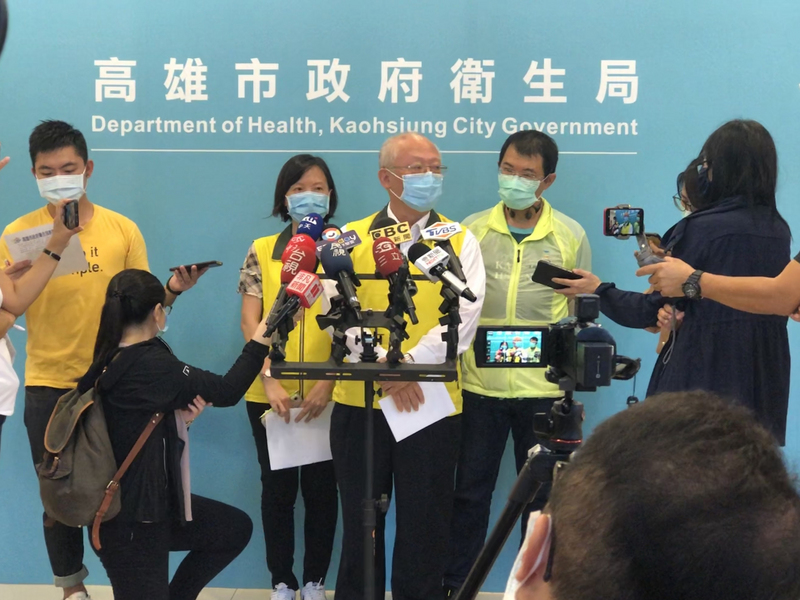高雄美濃一名50多歲女子居家檢疫期間猝死，高雄市衛生局長黃志中（中）表示，個案居家檢疫期間，里幹事關心身心狀況都沒問題，檢方13日上午完成採檢，結果最快下午出爐。