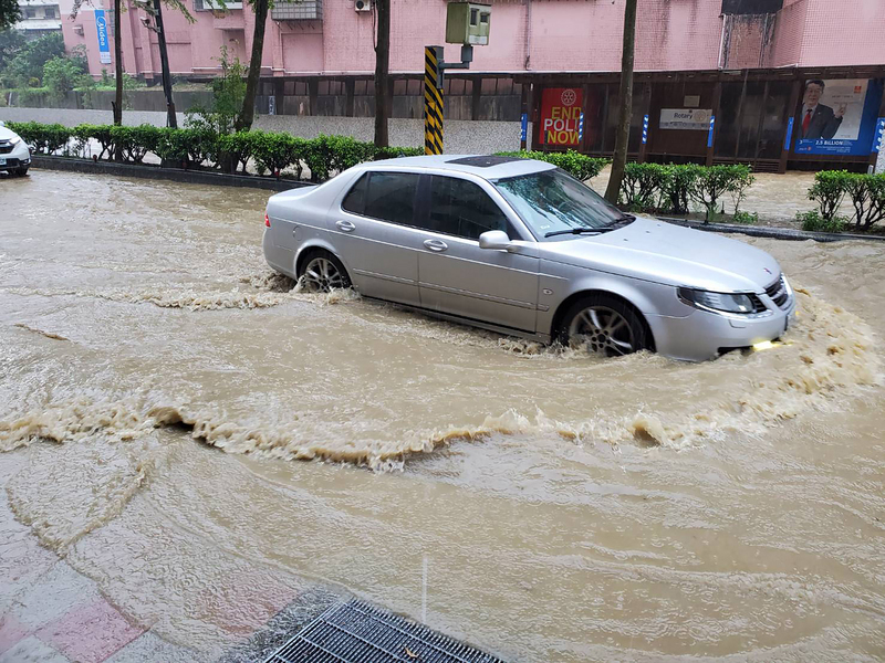 受旺盛對流雲系影響，基隆市區多處路段13日傳出淹水災情，深及半輪胎高。（中央社／讀者提供）